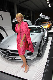 Uschi Glas vor dem Flügeltürer Mercedes-Benz SLS AMG (©Foto: MartiN Schmitz)